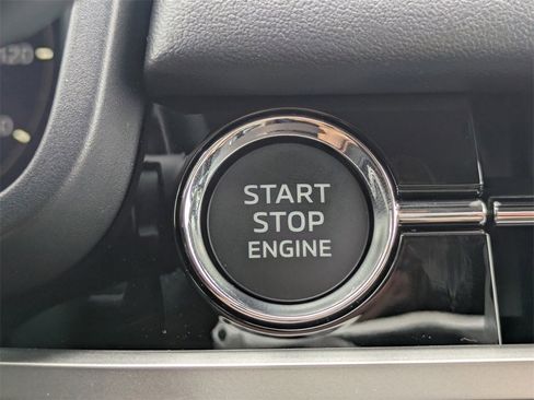 New 2025 Mitsubishi Outlander SE image 32