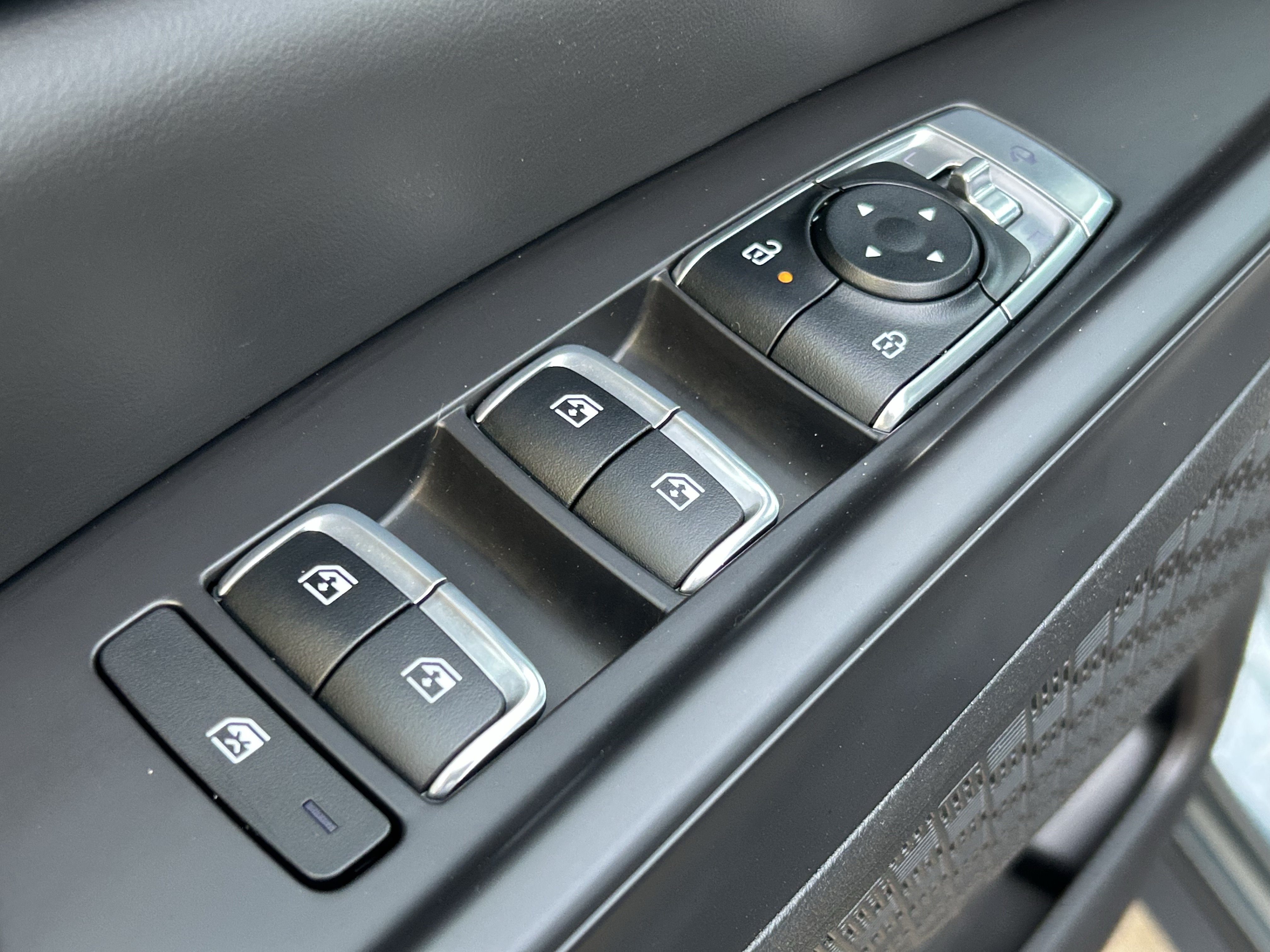 Used 2025 Kia Carnival SX w/ SX Dark Edition Package FWD image 15