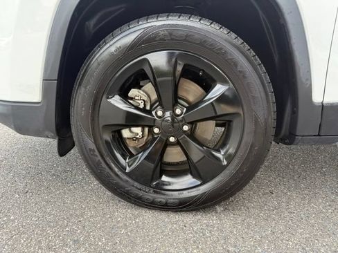 Used 2019 Jeep Cherokee Latitude Plus AWD/4WD image 44