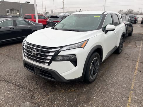 Used 2025 Nissan Rogue SV image 3