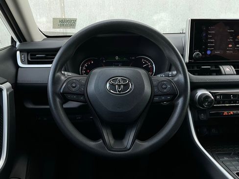 Used 2025 Toyota RAV4 XLE image 33