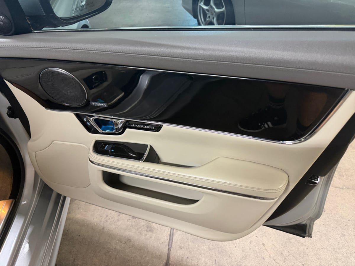 Used 2016 Jaguar XJ R-Sport RWD image 22