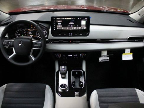 New 2025 Mitsubishi Outlander SE image 20