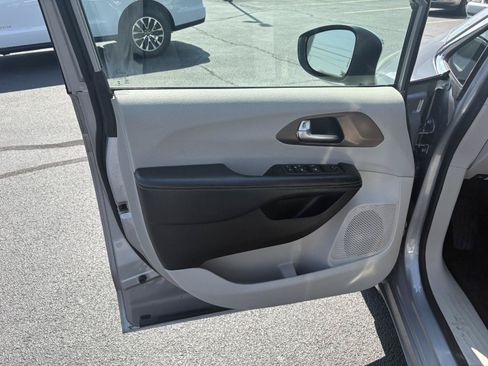 Used 2021 Chrysler Voyager Lxi FWD image 3