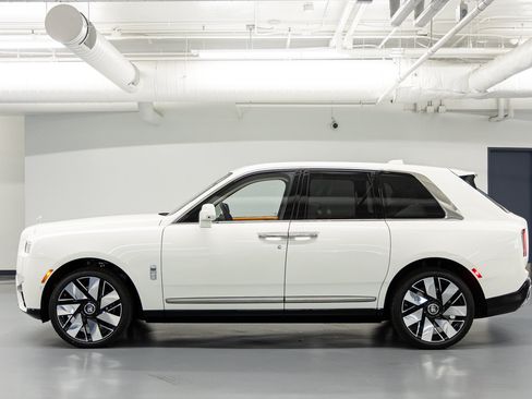 New 2026 Rolls-Royce Cullinan AWD/4WD image 3