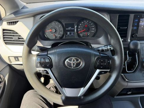 Used 2015 Toyota Sienna LE FWD image 20