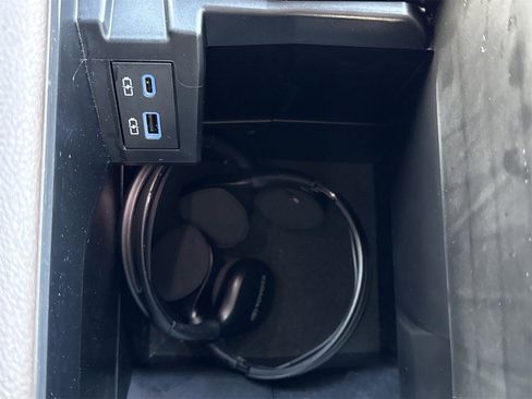 Used 2023 Toyota Sienna Platinum image 37