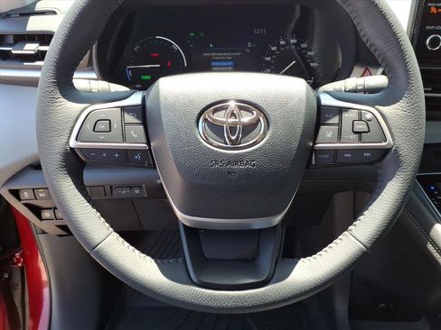 Used 2025 Toyota Sienna XLE w/ XLE Plus Package AWD/4WD image 24