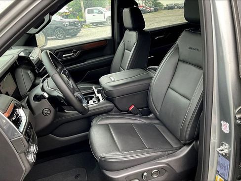 Used 2025 GMC Yukon XL Denali AWD/4WD image 17