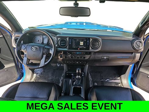Used 2017 Toyota Tacoma TRD Sport AWD/4WD image 9