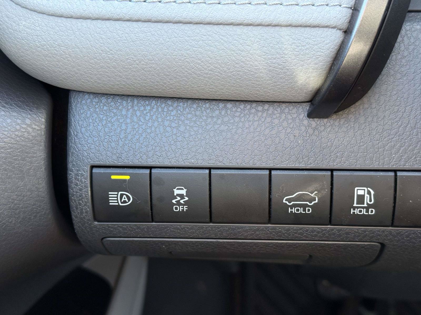 Used 2020 Toyota Camry LE FWD image 19