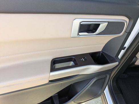 Used 2023 Ford Explorer XLT image 11