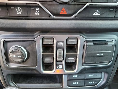 Used 2024 Jeep Wrangler Sahara image 21