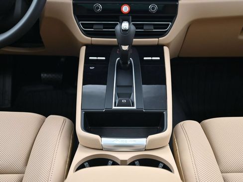 Certified 2026 Porsche Macan AWD/4WD image 10