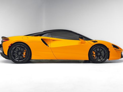 Used 2023 McLaren Artura RWD image 7