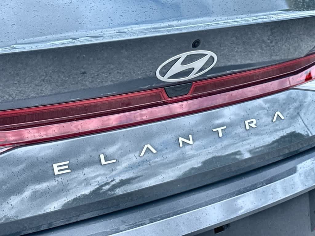 Used 2025 Hyundai Elantra SE FWD image 10