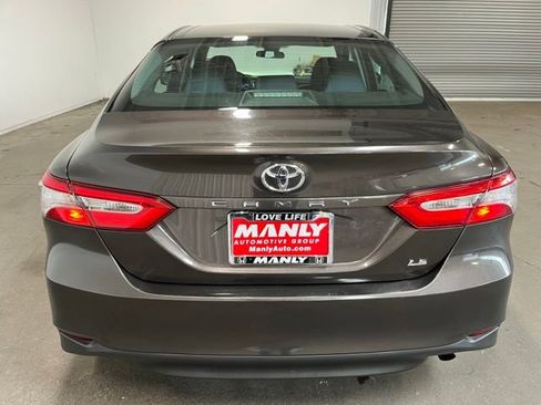 Used 2018 Toyota Camry LE FWD image 4