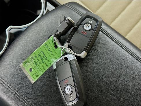 Used 2018 Ford Edge SE FWD image 24