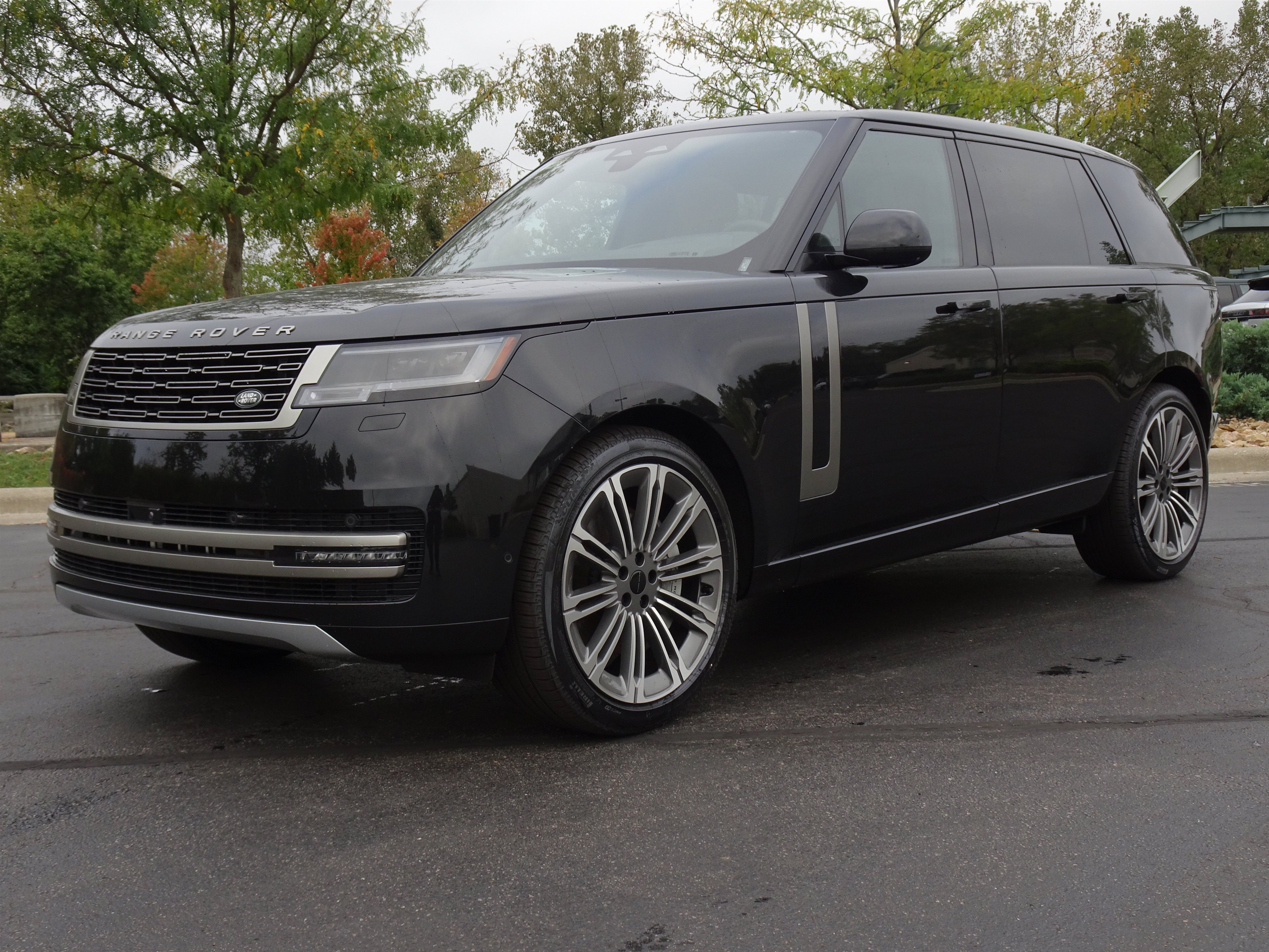 New 2026 Land Rover Range Rover Long Wheelbase SE AWD/4WD image 2