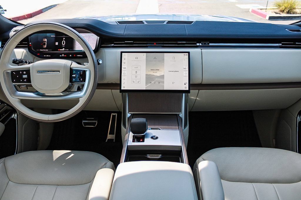Used 2025 Land Rover Range Rover SE AWD/4WD image 12