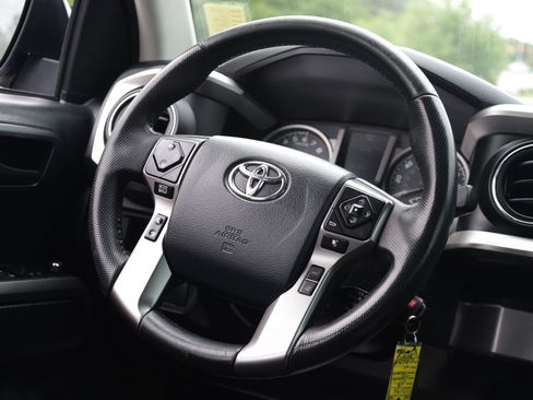 Used 2018 Toyota Tacoma SR5 RWD image 8