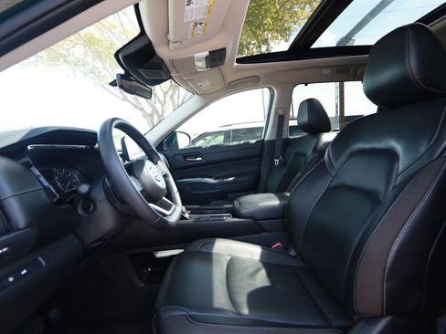Used 2025 Nissan Pathfinder SL w/ SL Premium Package FWD image 18