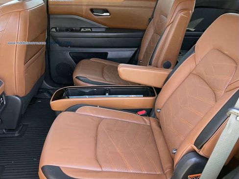 Used 2023 Nissan Pathfinder Platinum AWD/4WD image 7