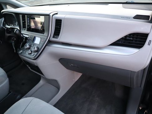 Used 2015 Toyota Sienna L image 38