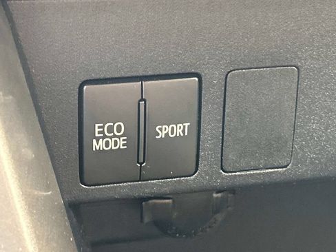 Used 2018 Toyota RAV4 LE AWD/4WD image 28