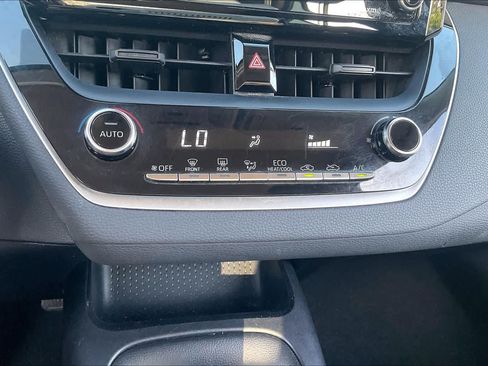 Used 2022 Toyota Corolla LE FWD image 32