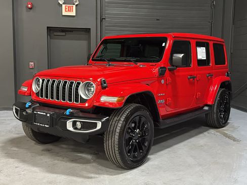 Used 2024 Jeep Wrangler Unlimited Sahara w/ Technology Group AWD/4WD image 3