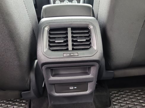 Used 2024 Volkswagen Taos SE w/ Panoramic Sunroof Package FWD image 16