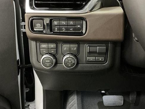 New 2026 GMC Yukon Denali Ultimate w/ LPO, Floor Liner Package AWD/4WD image 13