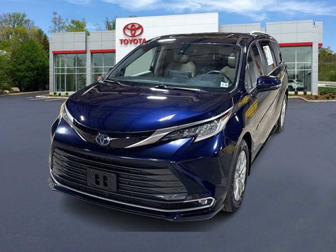 Used 2023 Toyota Sienna Limited w/ Protection Package (TMS) image 1