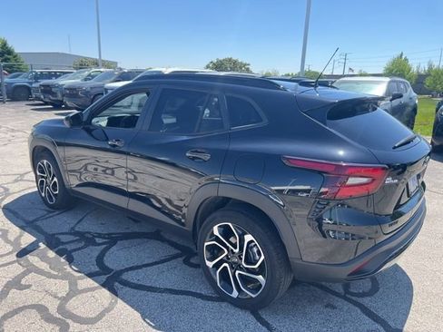 Used 2025 Chevrolet Trax RS w/ Sunroof Package FWD image 3