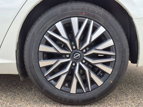 Used 2024 Nissan Altima 2.5 SV FWD image 11