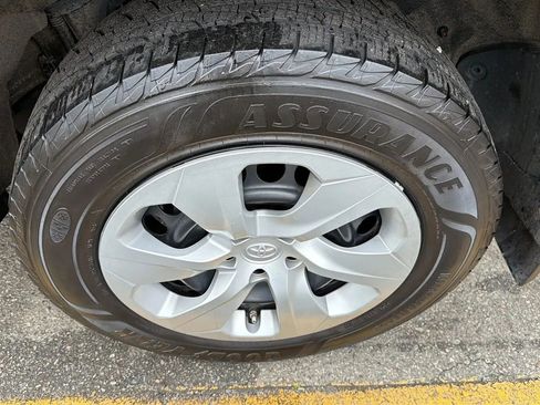 Used 2022 Toyota RAV4 LE AWD/4WD image 9