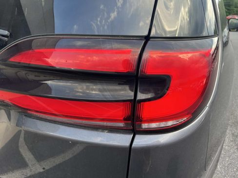 Used 2021 Chrysler Pacifica Touring-L w/ Uconnect Theater Family Group FWD image 16