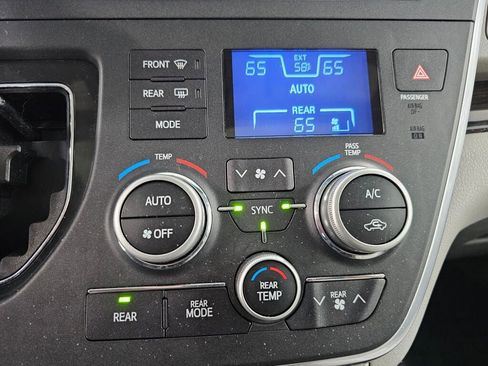 Used 2015 Toyota Sienna XLE Premium FWD image 25