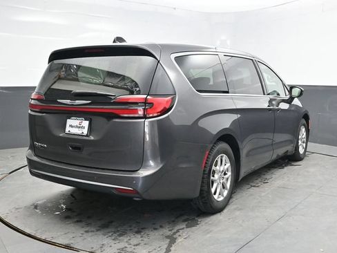 Used 2023 Chrysler Pacifica Touring-L FWD image 6