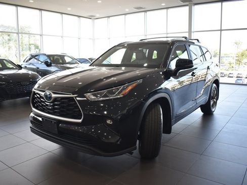 Used 2023 Toyota Highlander Bronze Edition FWD image 3