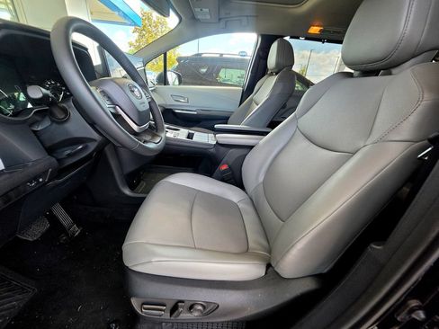 Used 2026 Toyota Sienna XLE FWD image 18