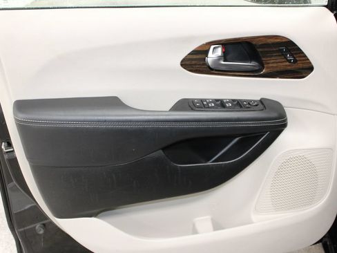 Used 2023 Chrysler Pacifica Limited FWD image 19