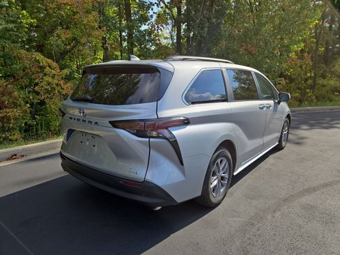 Used 2024 Toyota Sienna XLE image 3