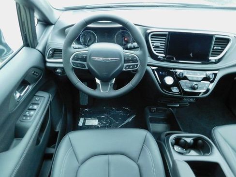 Used 2025 Chrysler Pacifica Select w/ Uconnect Theater Family Group FWD image 6