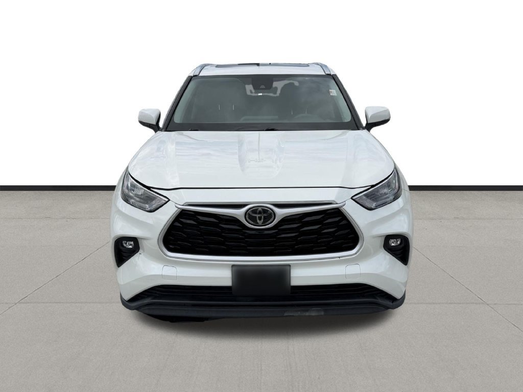 Used 2020 Toyota Highlander XLE FWD image 2