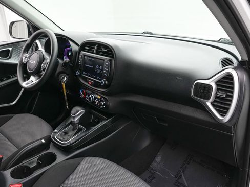 Used 2025 Kia Soul LX w/ LX Technology Package FWD image 22