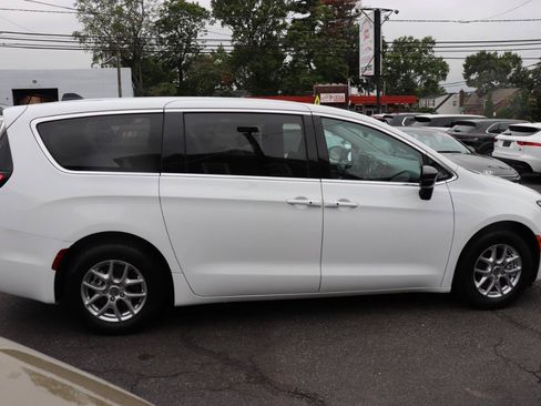Used 2024 Chrysler Pacifica Touring-L FWD image 6