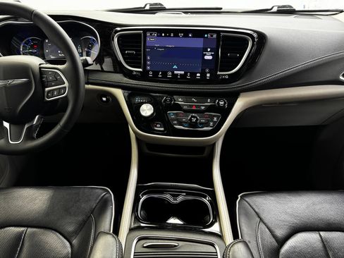 Used 2023 Chrysler Pacifica Limited FWD image 19