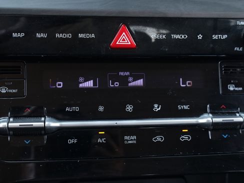 Used 2022 Kia Carnival EX FWD image 7